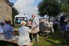 Nachfeier des Mährisch-Neustädter Wachsstockfestes an der Weingartenkapelle (Foto: Karl-Franz Thiede)